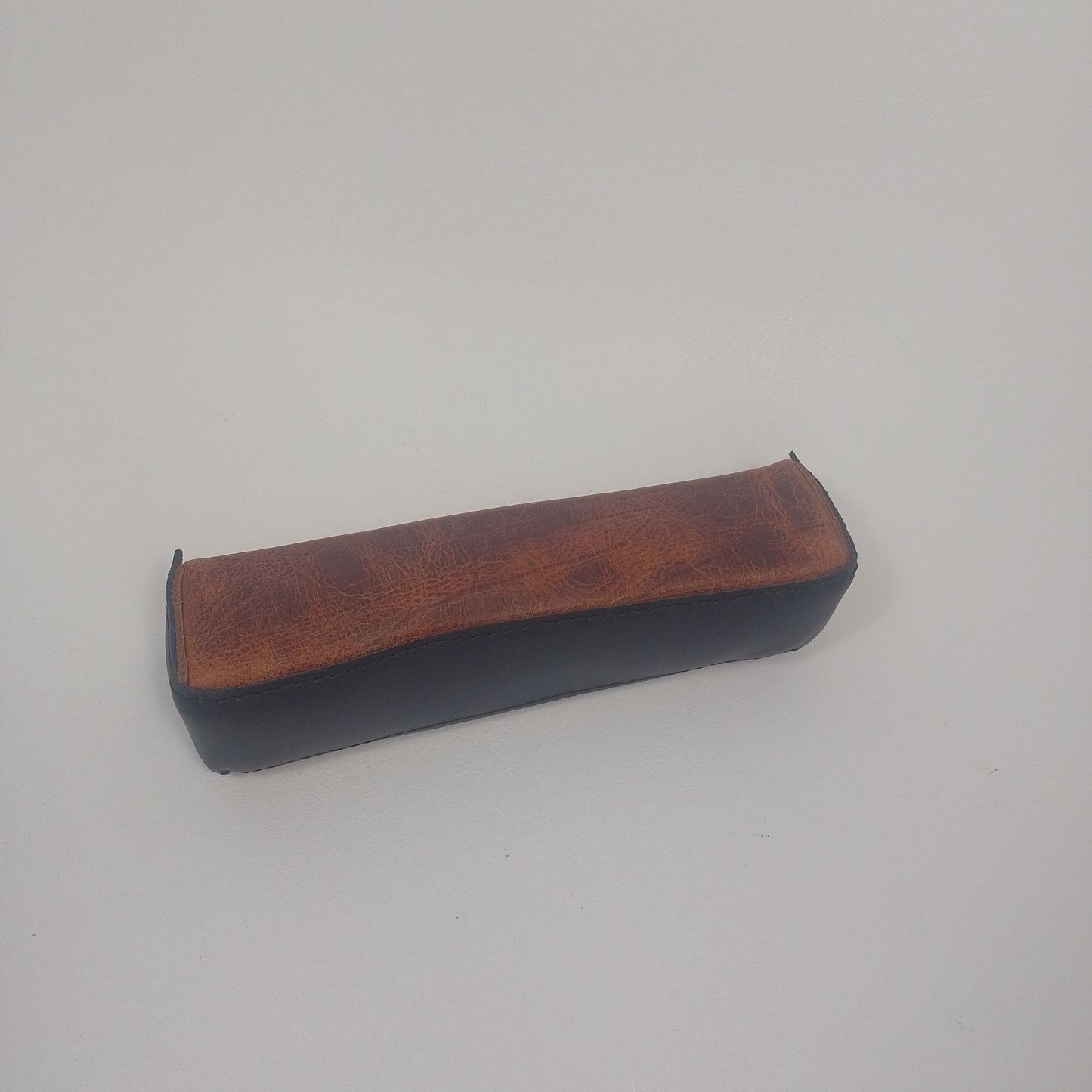 Porta Lapices (Pull Brown Leather/Black Action)