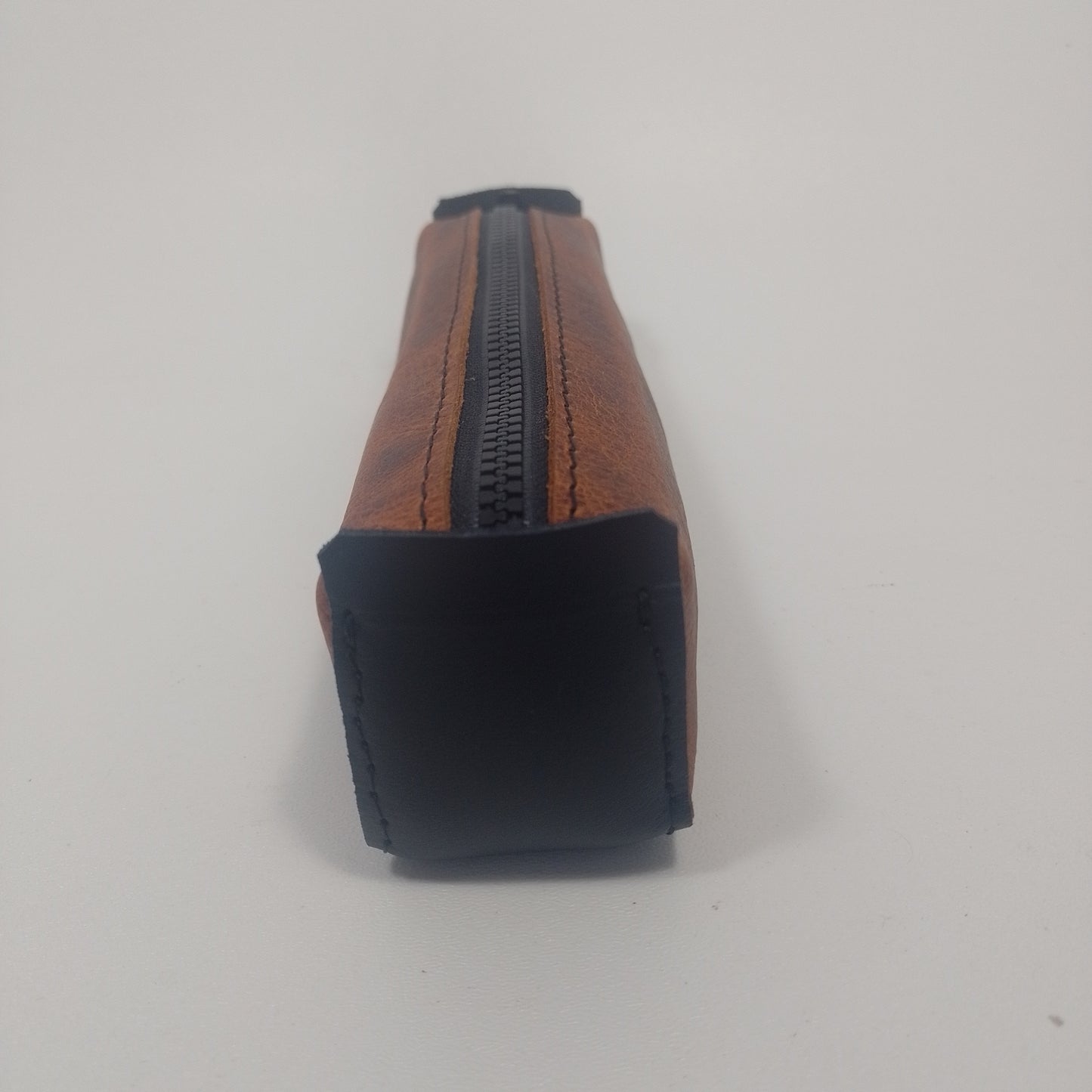 Porta Lapices (Pull Brown Leather/Black Action)