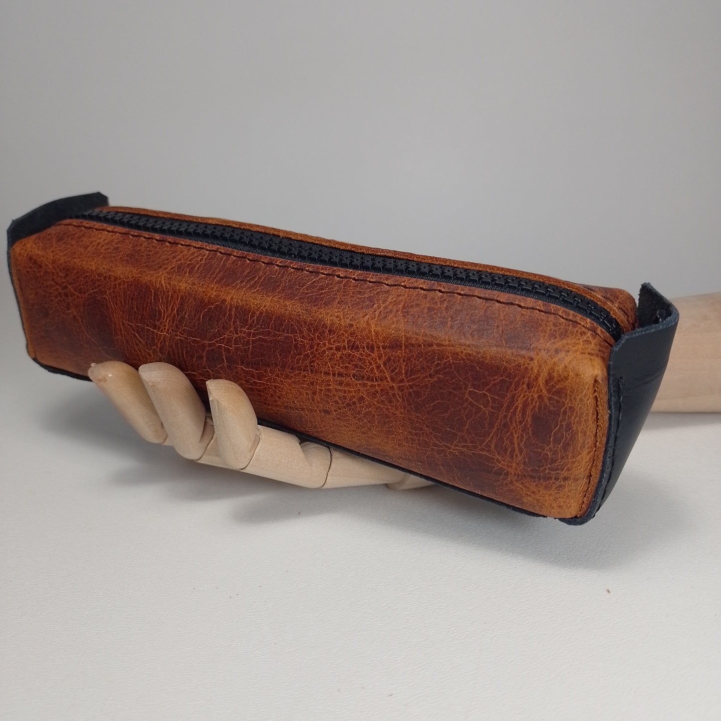 Porta Lapices (Pull Brown Leather/Black Action)