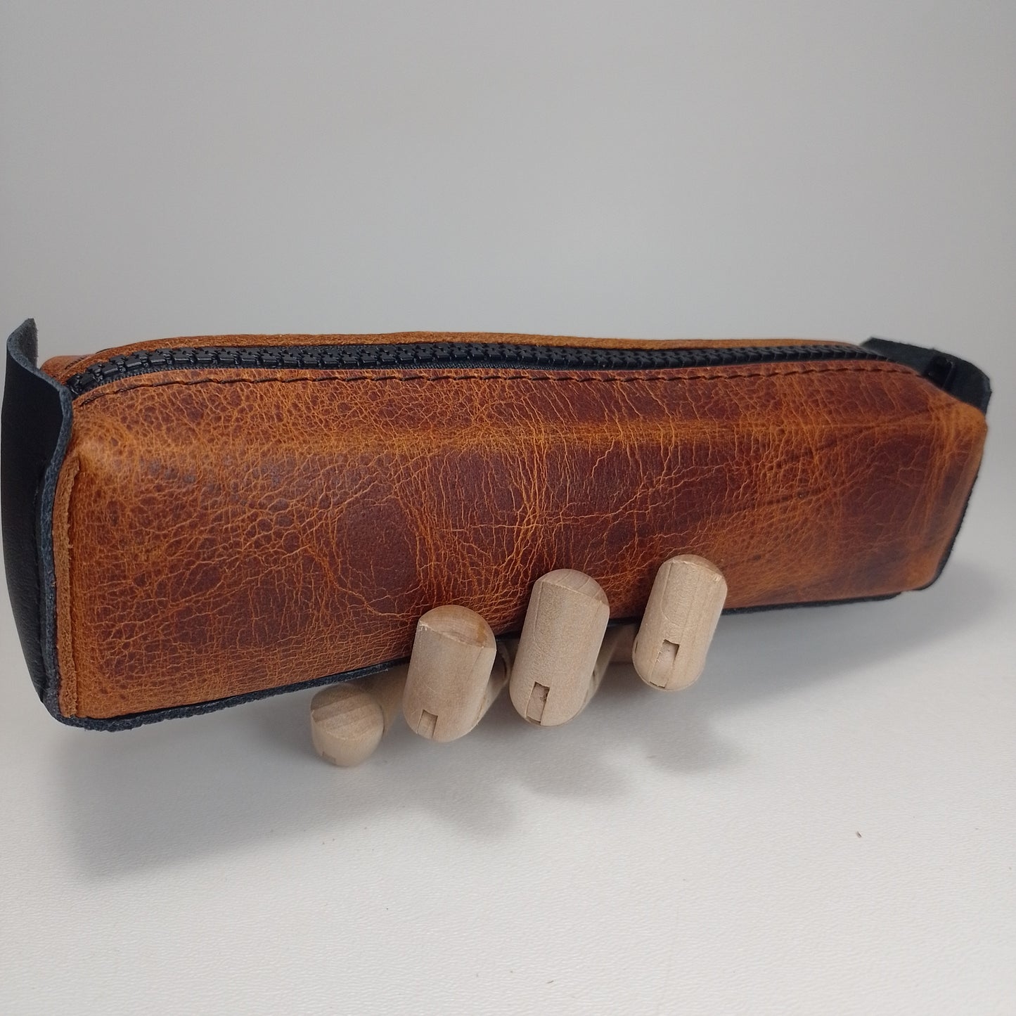 Porta Lapices (Pull Brown Leather/Black Action)