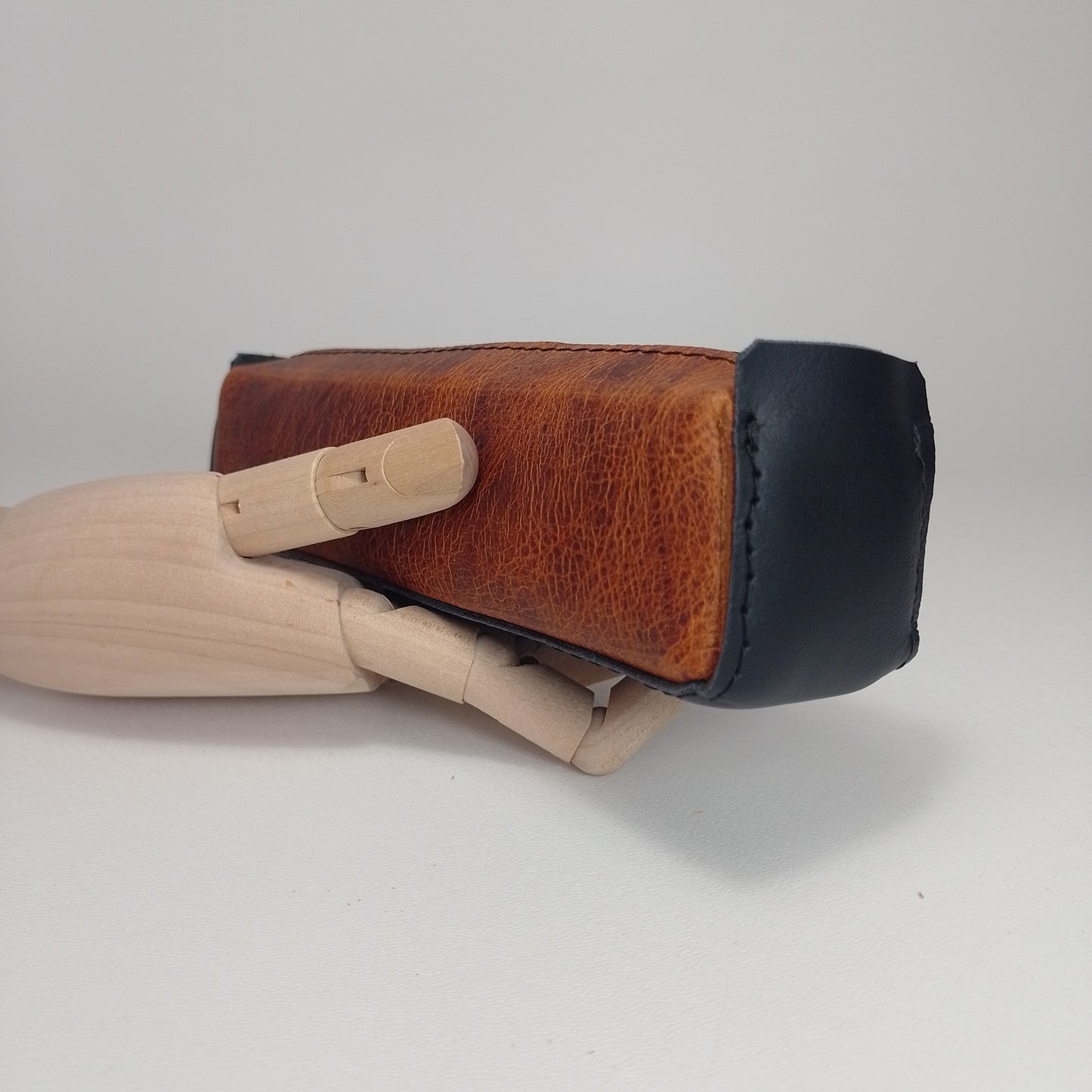 Porta Lapices (Pull Brown Leather/Black Action)