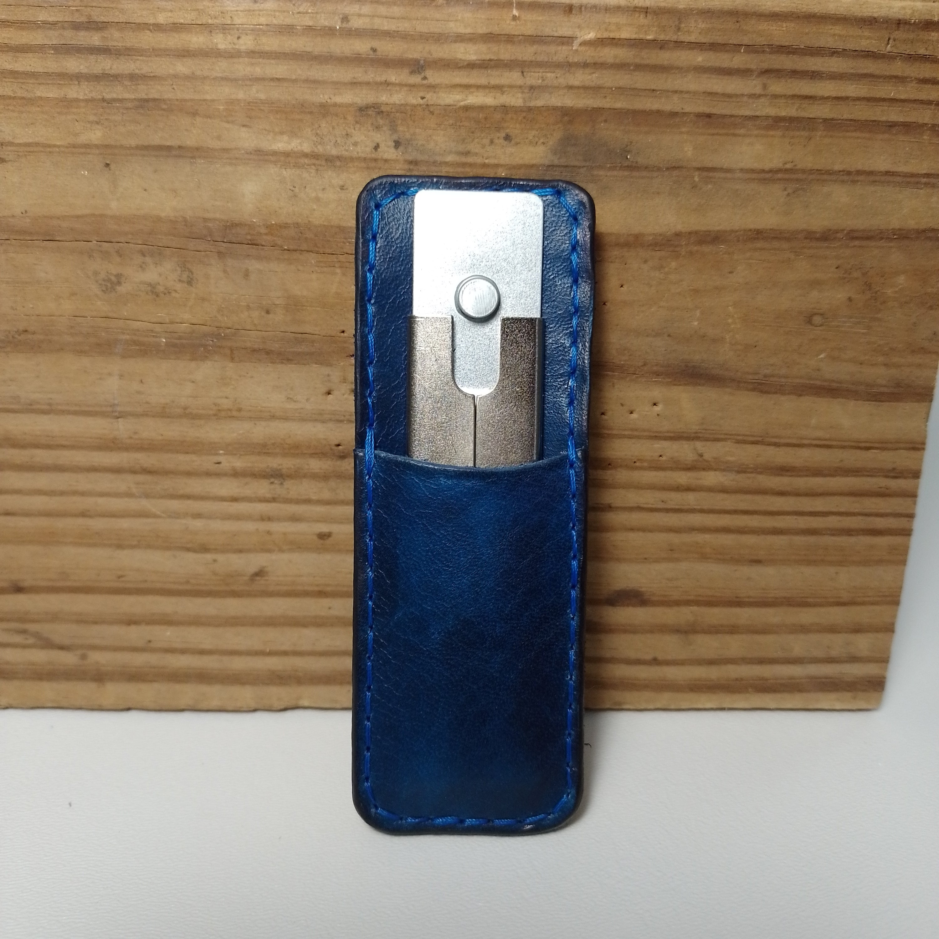 Vaqueta para porta navaja (Gen) para abrir cajas (Azul) (Con Clip)