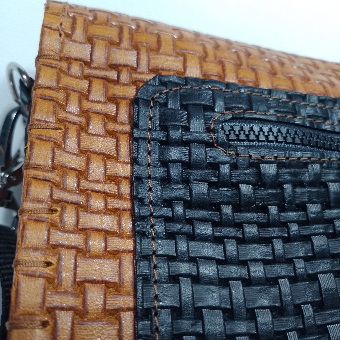 Ilustre Madera y Cuero (Basket Weave Negro y Marron)